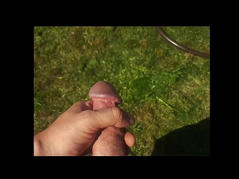 ❤️ Hottie si fa scopare a figa rosa è cums cun un squirt in un giardinu d'estate ️ Porno à co.hentaiser.ru ❌