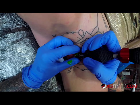 ❤️ Sully Savage, hottie estremamente tatuata, hà fattu un tatuatu nantu à u clitoris ️ Porno à co.hentaiser.ru ❌